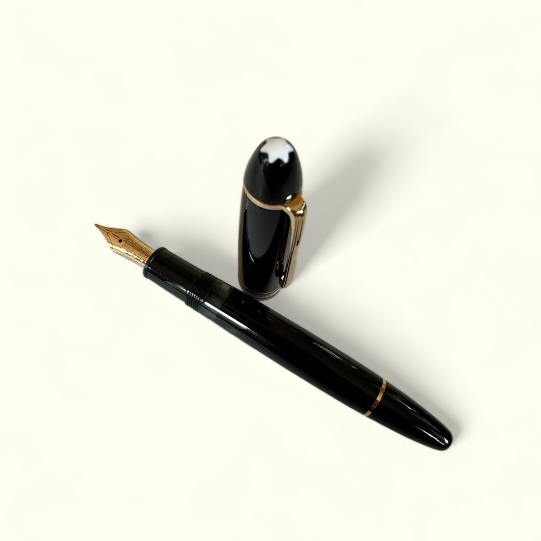 Montblanc Meisterstuck 146 Fountain pen: Montblanc Meisterstuck 146 Fountain pen. 14K Gold, 585, Nib Size M. Pen is in excellent Condition. There is no Box or paper. See photo for details.'