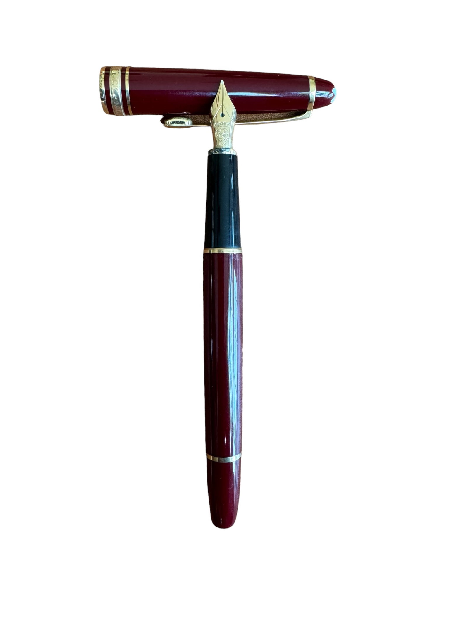 Montblanc Meisterstuck 144 fountain pen: Montblanc Meisterstuck 144 Fountain Pen Bordeaux.Medium Nib 14k. Item is used. It comes with NO Box. Please see photos for determining item's Condition