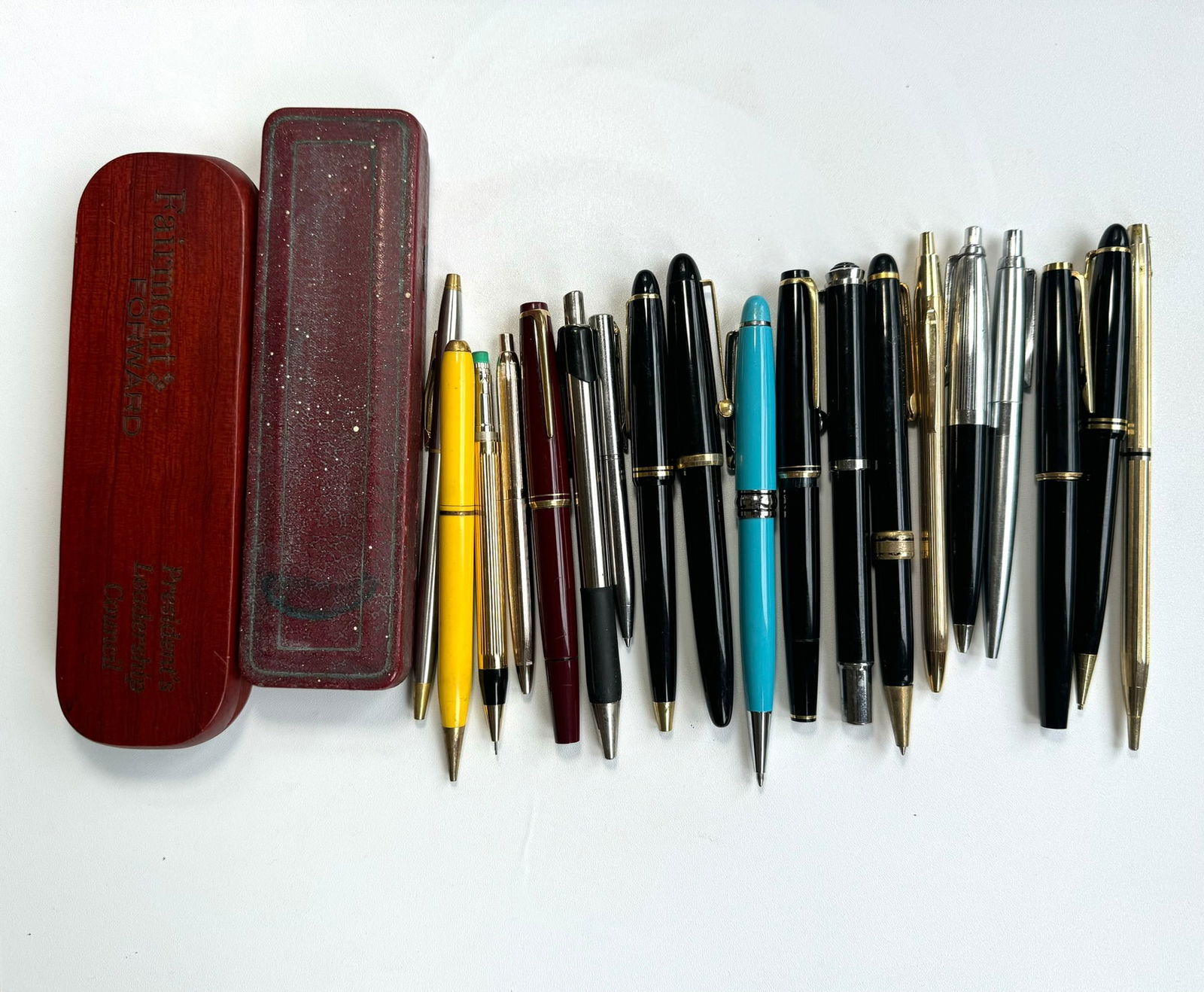 Lot of 19 different pens (1 of 3)