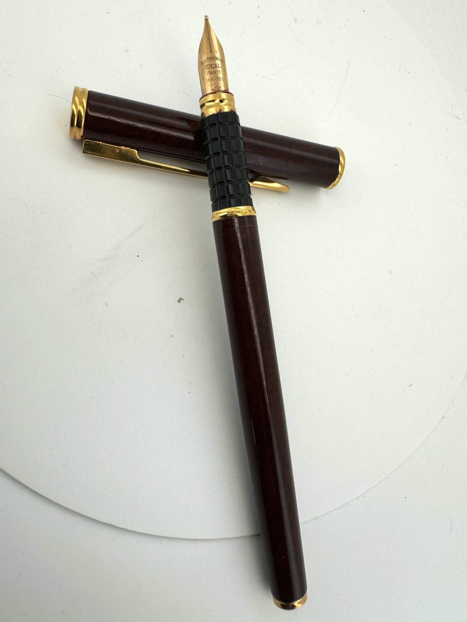 Waterman Fountain pen: Waterman Fountain pen. Made in paris, 18k Nib, mint condition. No box