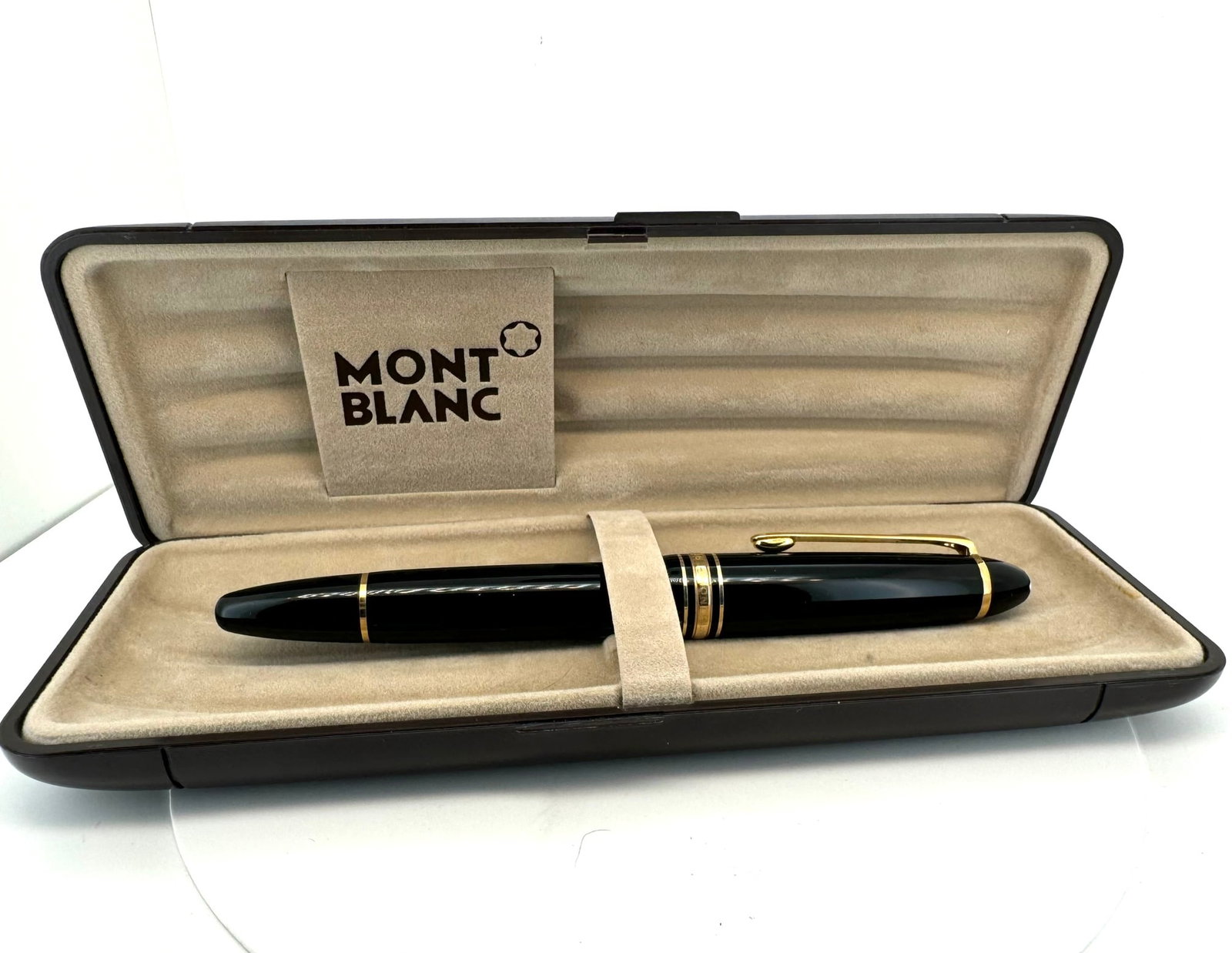 Montblanc Meisterstuck 146 Fountain Pen: Montblanc Meisterstuck Fountain Pen 146. Nib 14K Gold Size Meduim. Used Execellent condition. with Box
