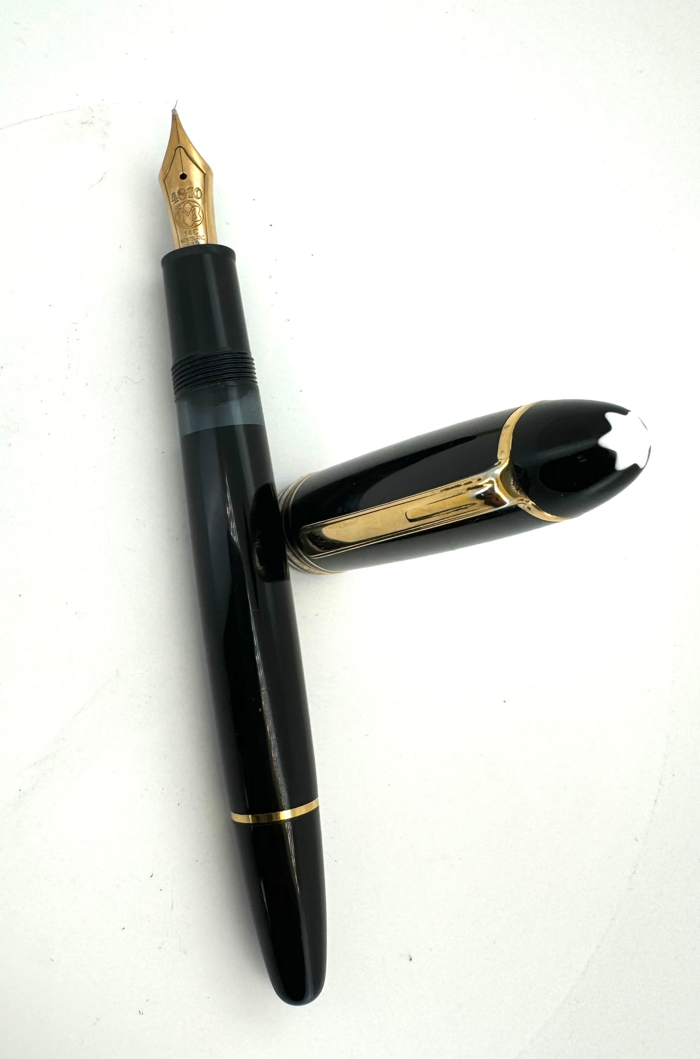 Montblanc Meisterstuck 146 Fountain Pen: Montblanc Meisterstuck Fountain Pen 146. Nib 14C Gold Size Meduim. Used Execellent condition. No Box.