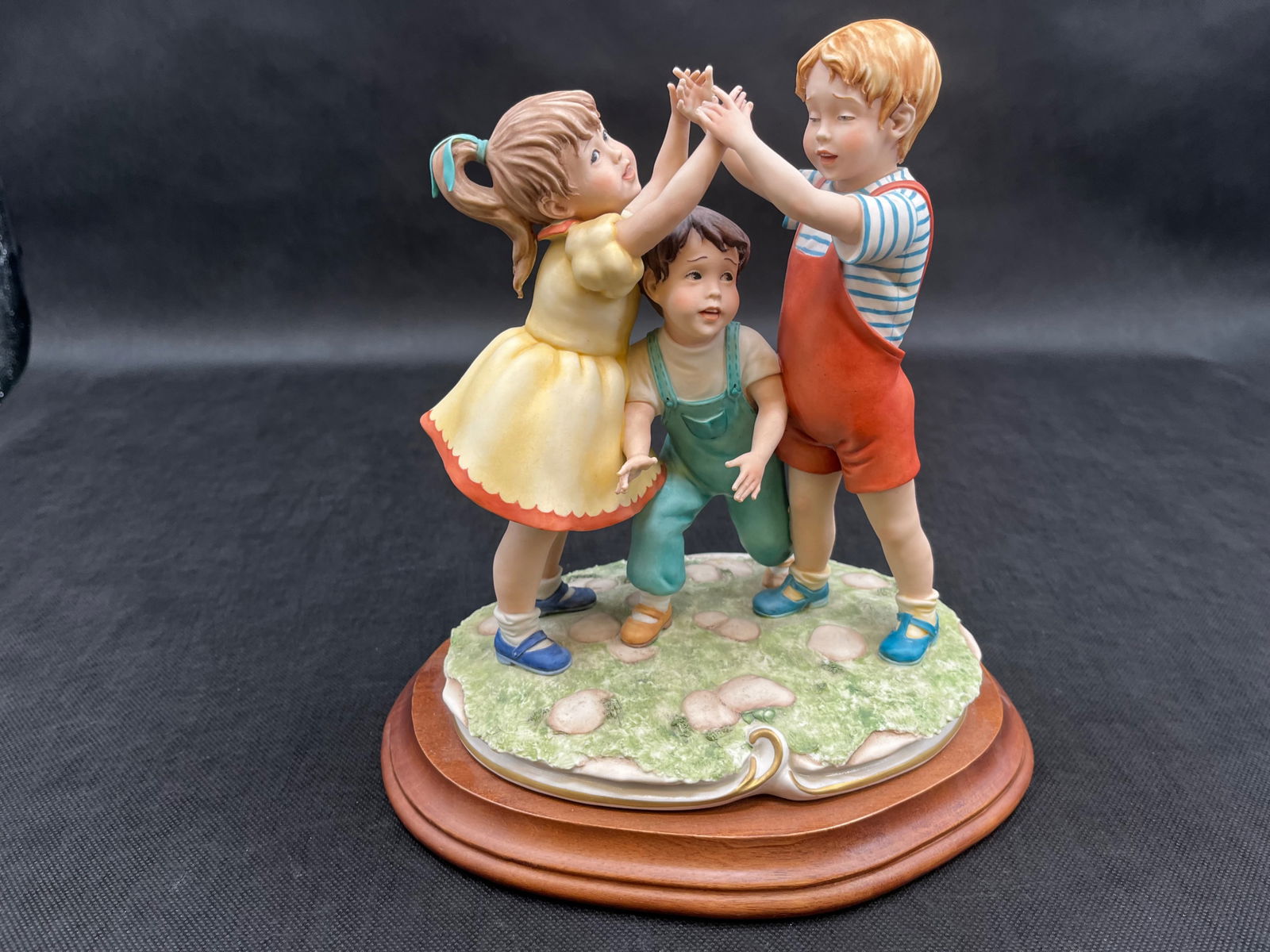 Capodimonte Porcelain Italy Figurine London Bridge is Falling Down Limited Edition #15: Capodimonte Porcelain Italy Figurine London Bridge is Falling Down Limited Edition #15 London Bridge is Falling Down by Capodimonte Porcelain Made in Italy Limited Edition #15 1625/3500 Signed