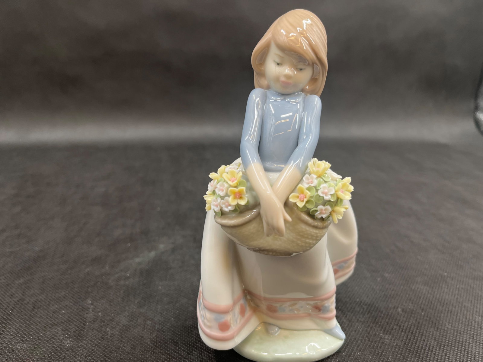 Lladro May Flowers #05467: Lladro May Flowers #05467 Made in Spain Makers Marking on Bottom # 05467 Dimensions: 7”H x 4”W With Original Box Condition: Excellent