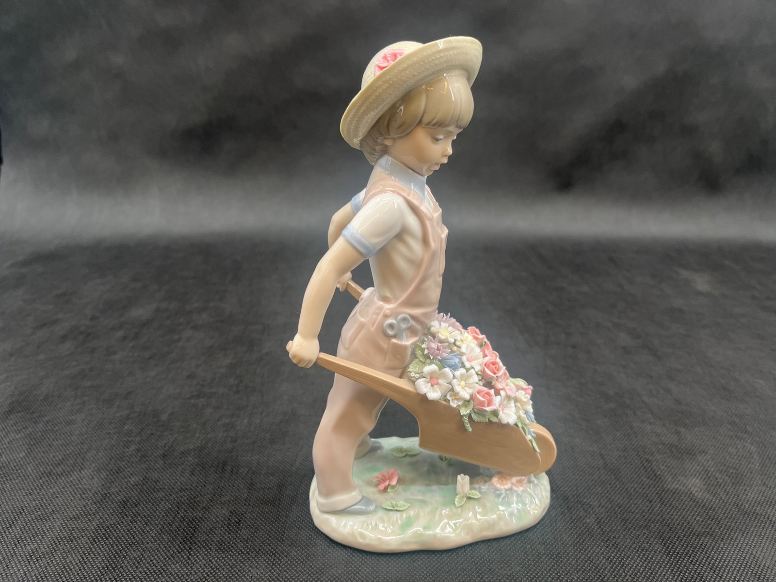 Lladro Little Gardner #01283: Lladro Little Gardner # 01283 Made in Spain Makers Marking On Bottom Condition: Excellent Dimensions: 9.5”H x 5.5”W With a box