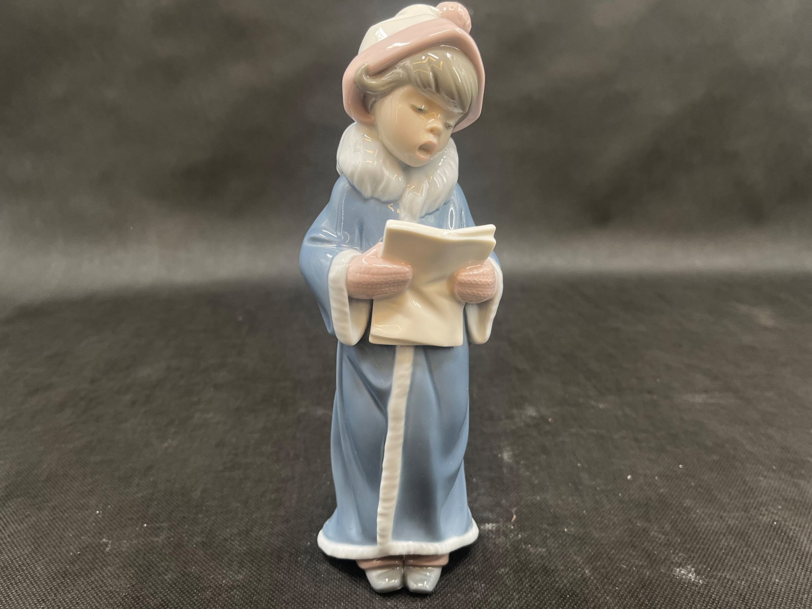 Lladro Porcelain The Christmas Caroler #6533: Lladro Porcelain The Christmas Caroler # 06533 Made in Spain Makers Marking On Bottom Condition: Excellent Dimensions: 10”H x 3.5”W With Original Box