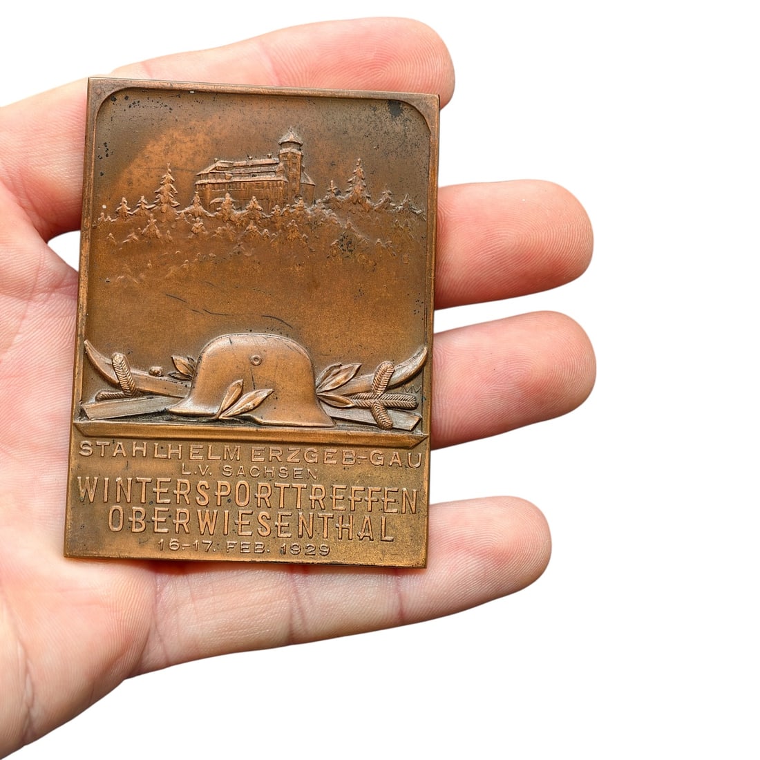 1929 STAHLHELM ERZGEBIRGE GAU WINTER SPORTS MEETING PLAQUE – OBERWIESENTHAL: Original German Weimar-era commemorative plaque issued for the Stahlhelm Winter Sports Meeting held in Oberwiesenthal, Saxony, on February 16–17, 1929.This finely detailed bronze-toned plaque featur