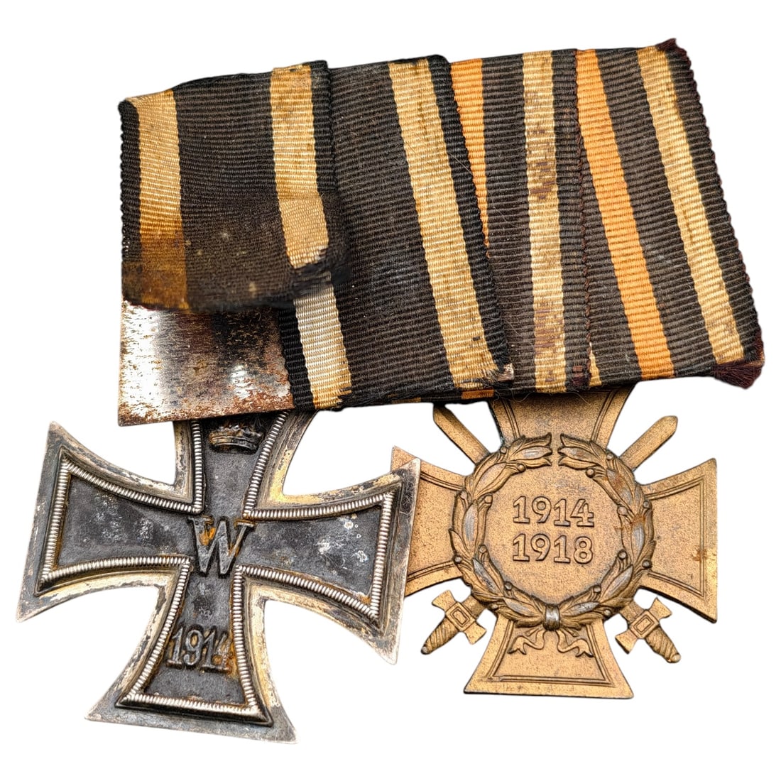 German WWI 2 Place Medal Bar Iron Cross 1917 Hindenburg Cross: A two-place mounted medal bar comprising an Iron Cross 2nd Class 1914 (crowned W, oak leaf spray, dated 1813 on reverse) and a Hindenburg Cross (Ehrenkreuz) dated 1914-1918 with crossed swords and lau