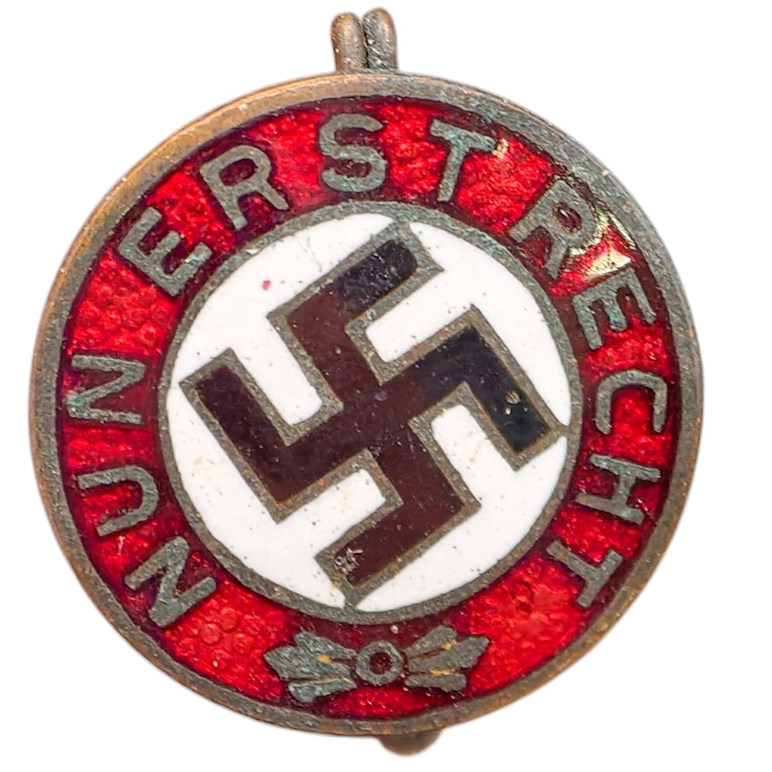Early NSDAP Slogan Badge Nun Erst Recht: An early period NSDAP enamel style pin badge with the slogan "NUN ERST RECHT" in raised gray letters on a red enamel ground, encircling a central white enamel field with black mobile swastika.