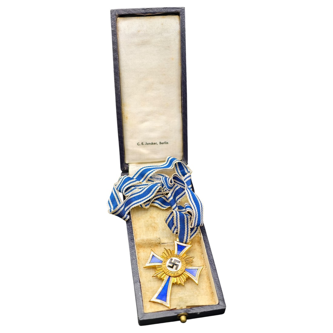 Mothers Cross in Gold – Third Reich Nazi Era Medal in Box: This is a Third Reich era Ehrenkreuz der Deutschen Mutter (Cross of Honor of the German Mother) in gold grade, awarded to mothers of large families. The obverse features a central roundel with a swast