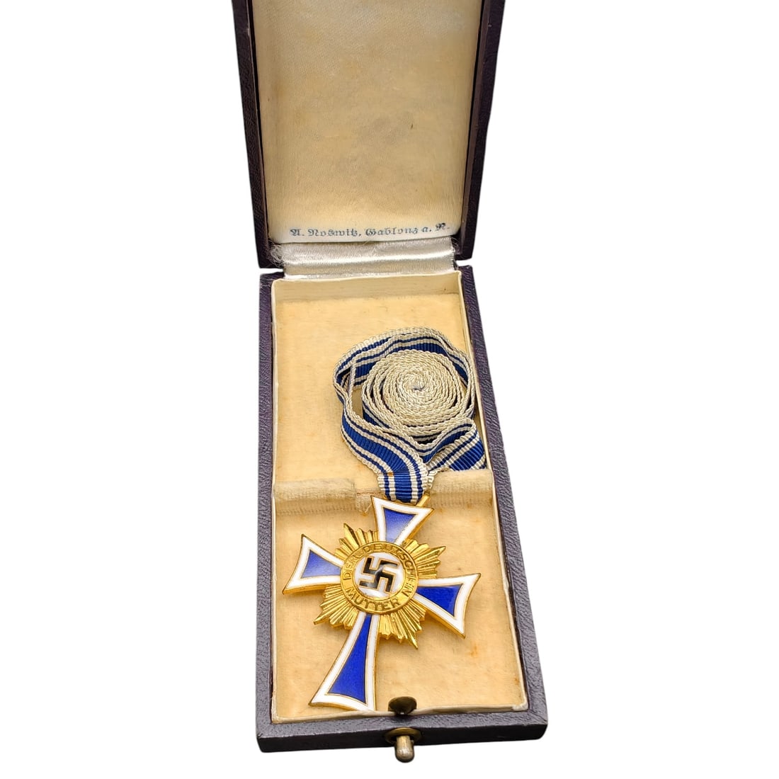 Mothers Cross in Gold – Third Reich Nazi Era Medal in Box: This is a Third Reich era Ehrenkreuz der Deutschen Mutter (Cross of Honor of the German Mother) in gold grade, awarded to mothers of large families. The obverse features a central roundel with a swast