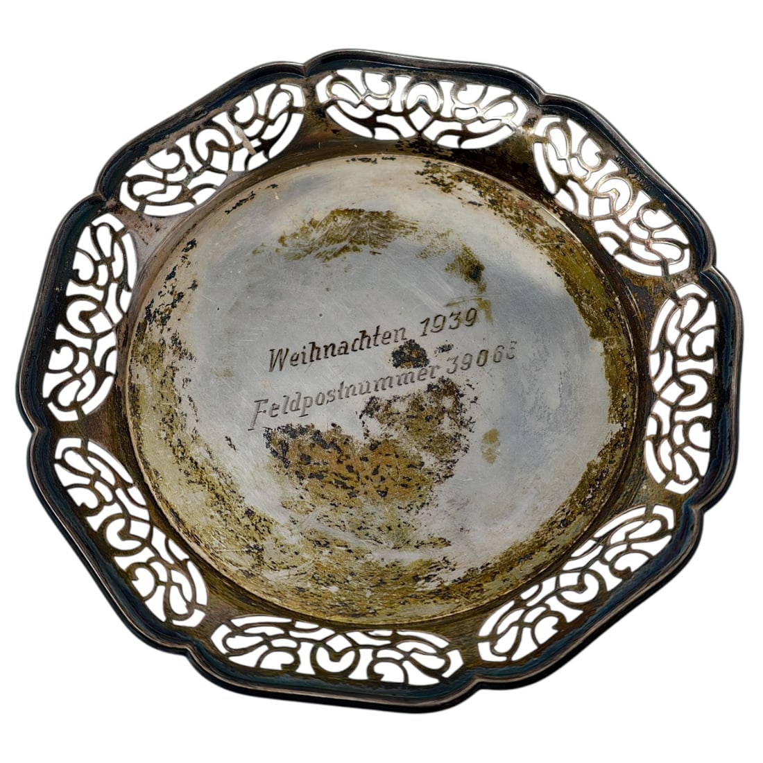 Third Reich Decorative Tray Weihnachten 1939 – Feldpostnummer 39066: A small round decorative tray with a pierced openwork scrolling border, likely appearing to be silver-plated metal. The center is engraved "Weihnachten 1939 - Feldpostnummer 39068," translating to "Ch
