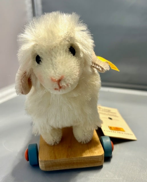 Stieff Lamb 14 on roller 666698: Stieff Lamb 14 on roller 666698