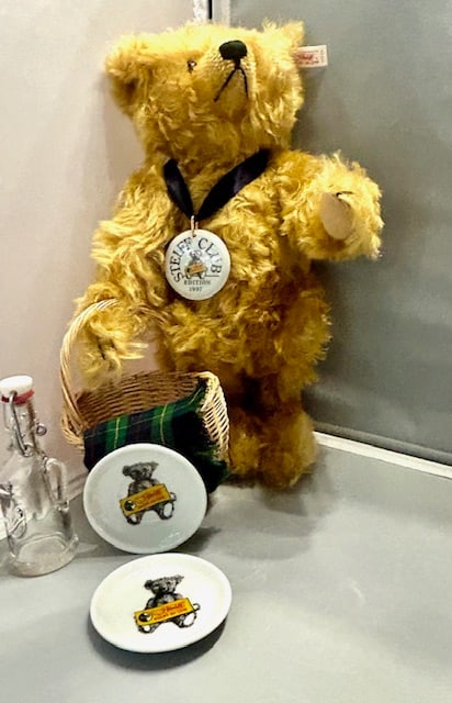 Steiff Picnic Bear Club 1997 Gold Blonde 34 w/ bottle & 2 plates 03303 box w/certif: Steiff Picnic Bear Club 1997 Gold Blonde 34 w/ bottle & 2 plates 03303 box w/certif