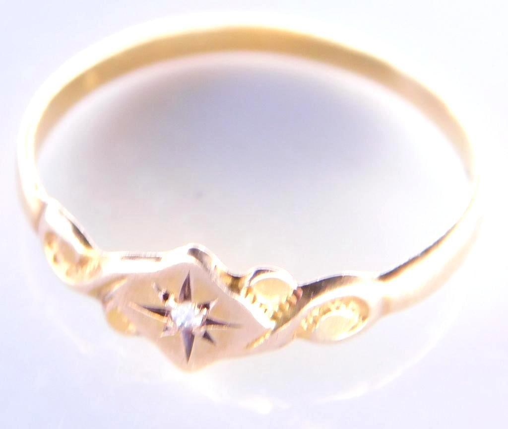 Childs 10K Yellow Gold Ring: Tested 10K Gold, weighs .35 dwt 3 /14 Size A little girls dream ring Faux diamond