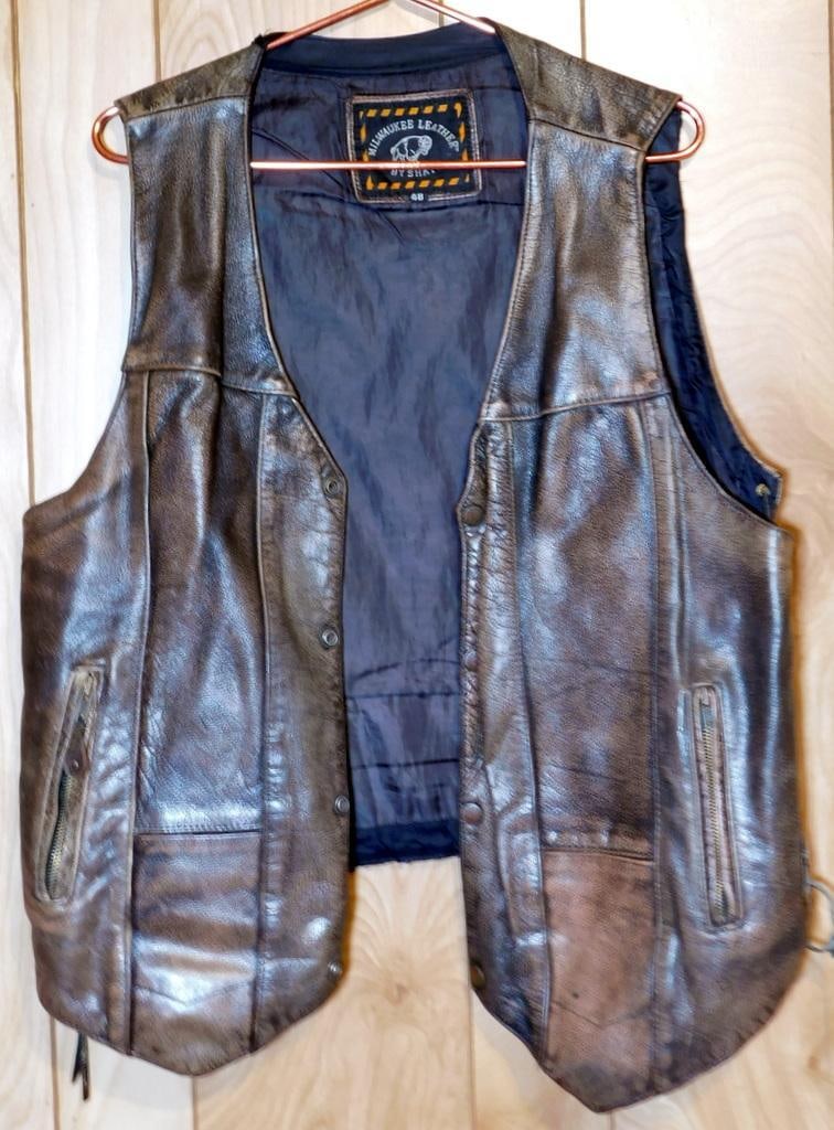 Milwaukee Leather Men's Motorcyle Vest: Very good+ condition Vintage clothing Brown leather Possibly buffalo leather (unsure) Size 48 As clean, and nice as you will find