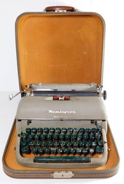 Remington Quiet-Riter Miracle Tab Vintage Typewriter w/Case (1 of 10)