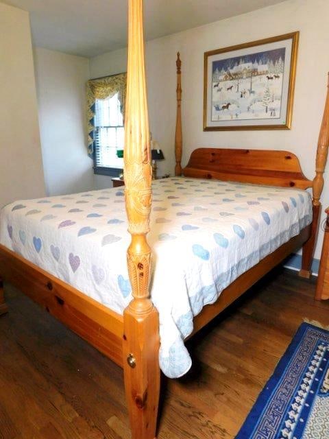 Pine Queen Four-poster Bed, Box Spring and Serta Mattress: Quality looking bed Wheat bundle design to posts Includes Serta mattress, box spring, and linens as shown Quality traditional, classic, and elegant design for your bedroom Disassembly required Second