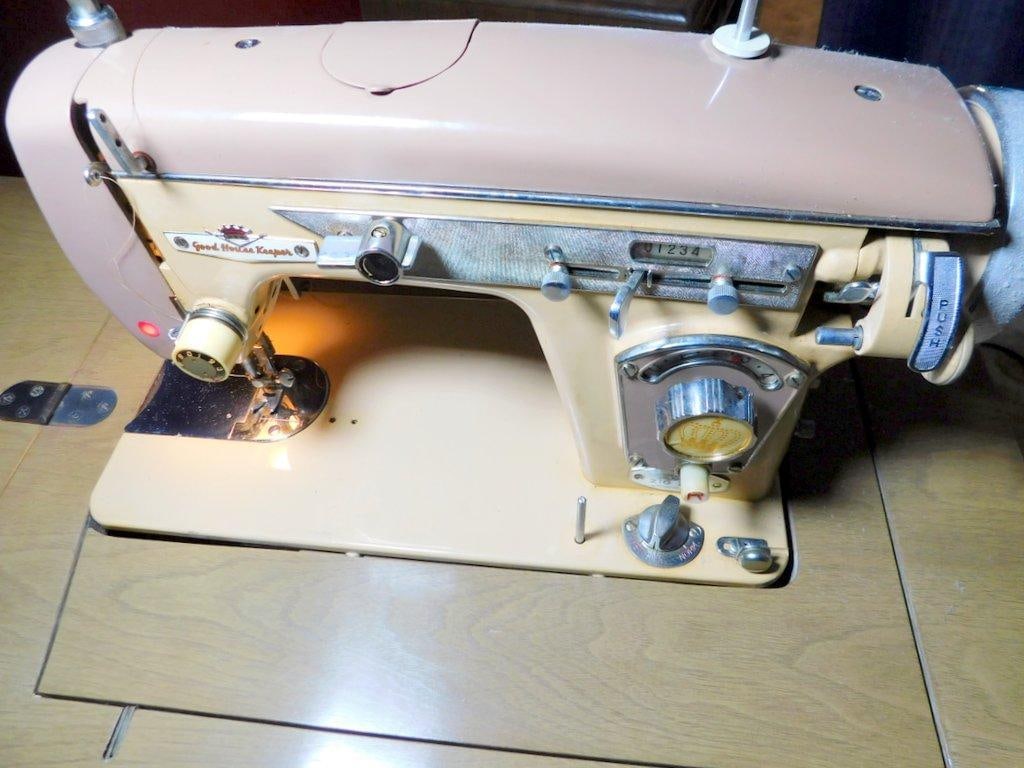 Good House Keeper Super De Luxe Automatic Zig Zag Sewing Machine w/ Cabinet (1 of 20)