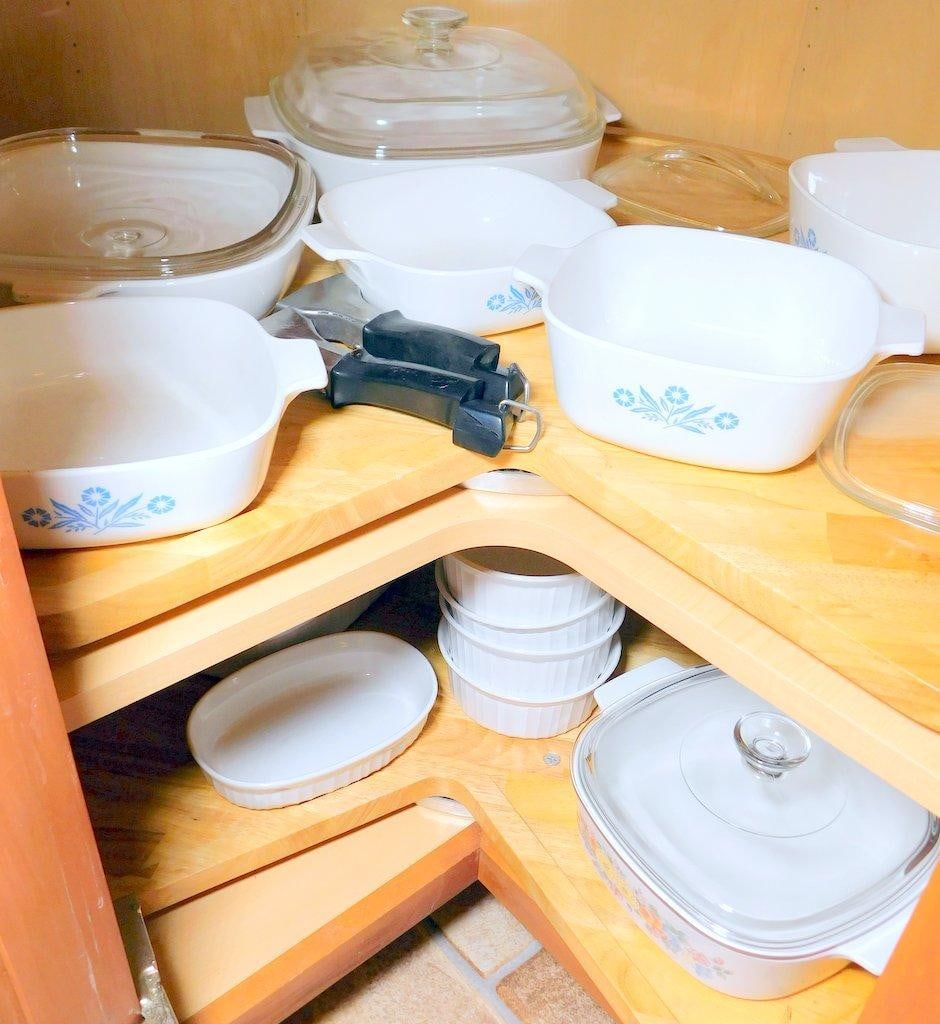 Collection of Corning Ware Kitchenware: Wonderful grouping here Includes: - Cornflower pattern casserole dishes with lids - French White pieces including lasagna pan - Corning Ware A-2-B Yellow Rose Orchard 2 quart casse