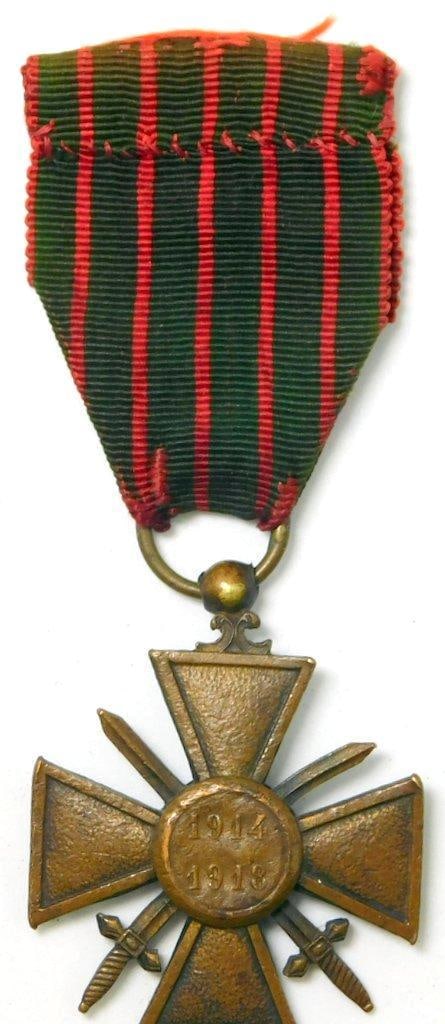 French WWI 1914-1918 Croix De Guerre Combat Award: Die-struck bronze construction. Awarded to US and French troops for gallantry in combat action. Front shows the profile bust image of Lady Liberty. Reverse is dated 1914 1918. Includes the presentatio