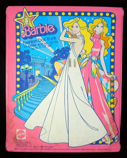 1977 Mattel Barbie Fashion Doll Trunk w/ Dolls and Accessories: Classic Barbie Fashion Doll Trunk by Mattel, dated 1977, for dolls up to 12.5 inches tall Catalog number 1004 Exterior made of pink vinyl with printed graphics Includes an assortment of Barbie dolls,