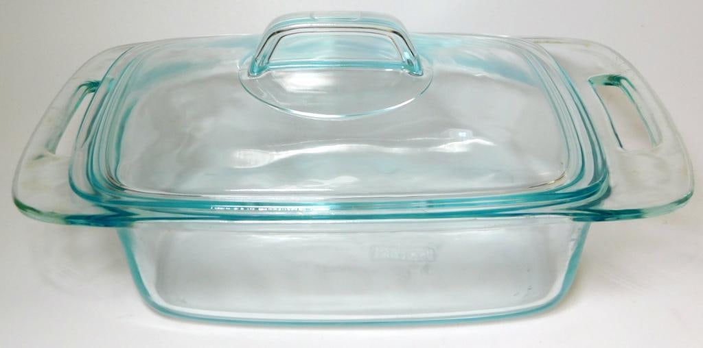 Pyrex Glass 1.9L Baking Dish w/ Lid: Clear Pyrex glass 1.9L baking dish featuring an integrated lid and wide handles for secure gripping Suitable for oven use, this dish has a rectangular shape with clear labeling on the bottom indicatin