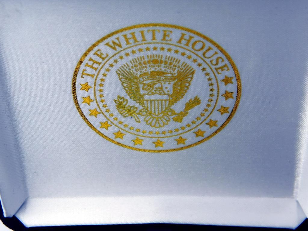 White House Gift Shop Snake Island Valor Commemorative Coin - 4