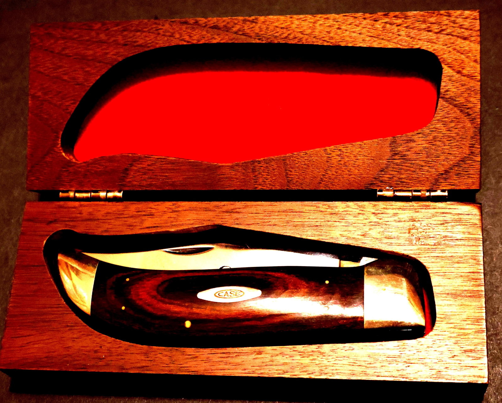 1971 Case XX P172 9 Dot Buffalo Knife In Wood Display Box: Case XX USA 9 Dot (1971) P172 Buffalo Clasp Knife in Wood Box 5 1/2 inches closed Buffalo Etching on blade Rosewood Handles Nickel 