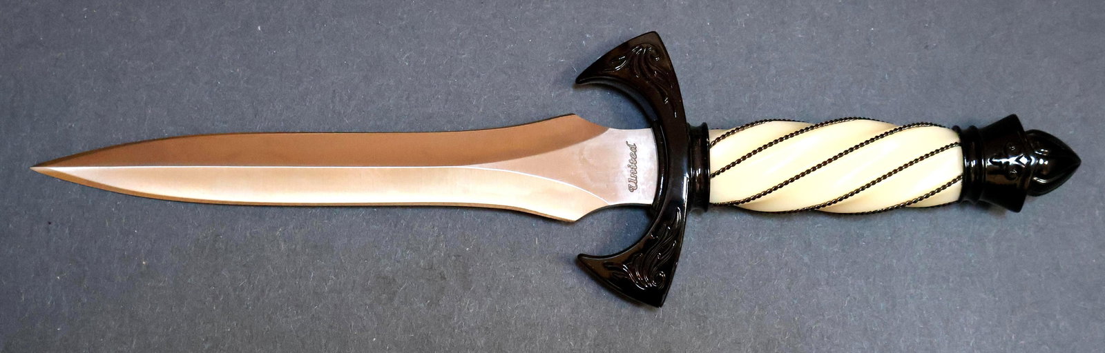 UNITED UC 725 Fantasy DAGGER Hirschfanger: UNITED UC 725 Fantasy DAGGER Hirschfanger Handle length 4 inches Blade 6 1/2 inches INOX 440 Surgical Steel Beautiful high gloss finish Unused, never polished or sharpened Handle