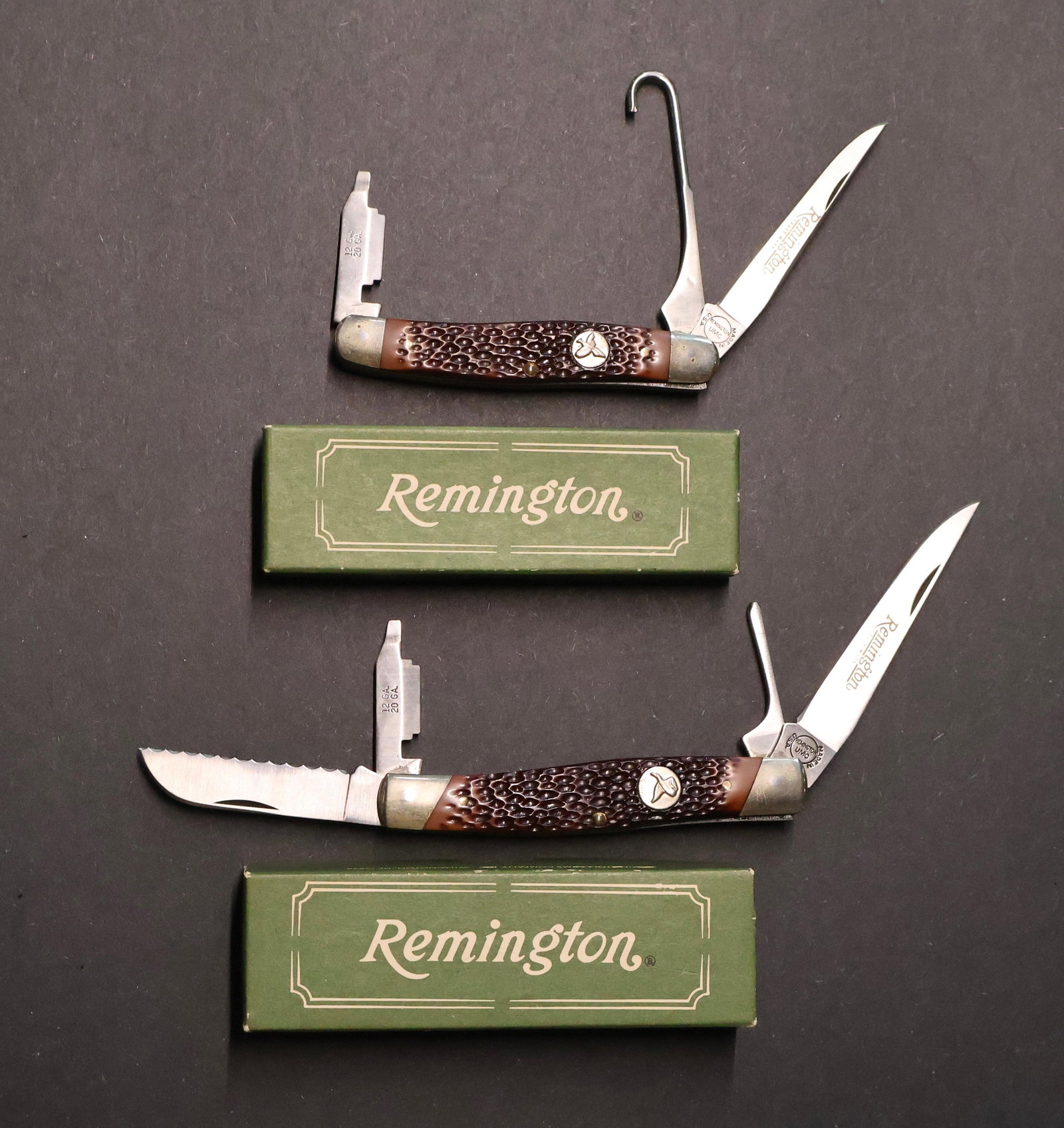 (Lot of 2) Remington R1 and R2 Bird knives: (Lot of 2) Remington R1 and R2 Bird knives REMINGTON UMC R-1 Upland Bird Knife 3-Blade Upland Bird Knife 3-7/8 inches closed 6-3/4
