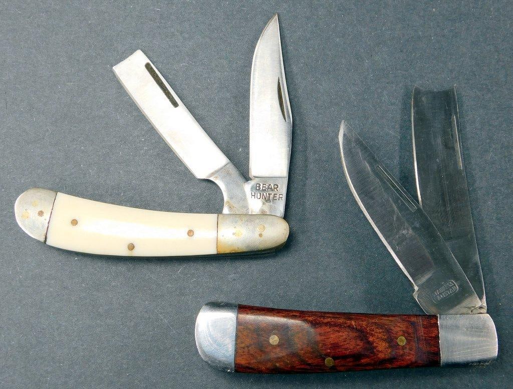 (Lot of 2) One Armed RAZ type folding knives - Special blade: (Lot of 2) One Armed RAZ type folding knives Specialized Blade: Blades appear that tip is broken however these are manufactured for people with use of only one hand. It allows the user to