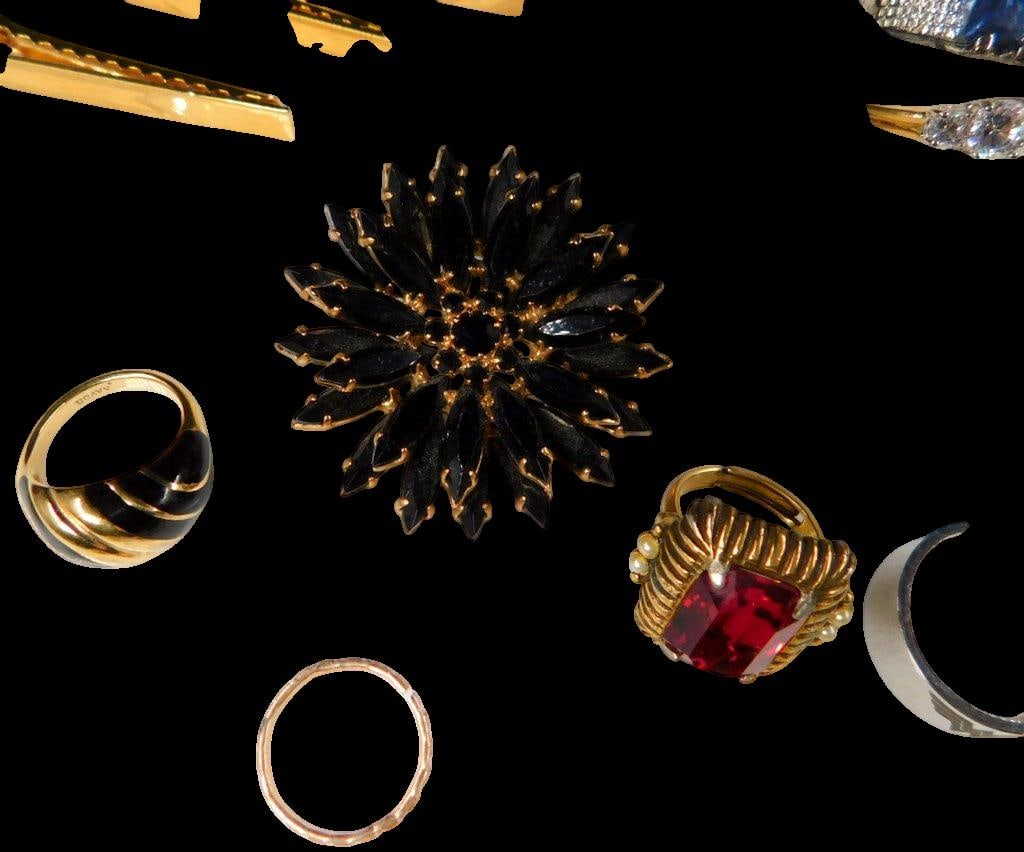Jewelry, Including Rings, Brooches, Clips, and Miscellaneous Pieces - 4