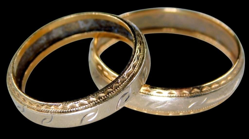 14K Gold Wedding Bands w/ Engraved Design: Husband and wife wedding rings 14K Gold tested Gold wedding bands featuring an engraved design Both rings have a matching pattern 9 3/4 and 14+ sized 5.0 dwt total weight A symmetrical and polished