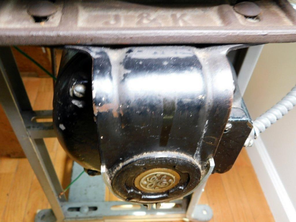 Singer Model 95-1 Industrial Sewing Machine w/ Treadle Base - 12