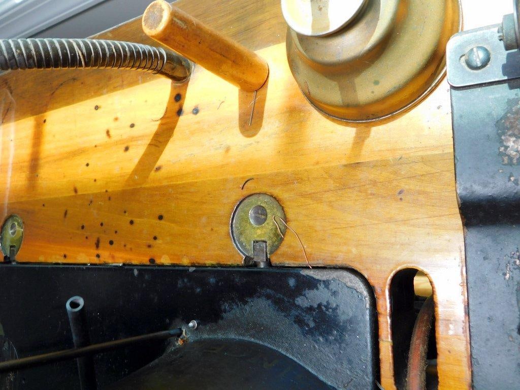 Singer Model 95-1 Industrial Sewing Machine w/ Treadle Base - 19