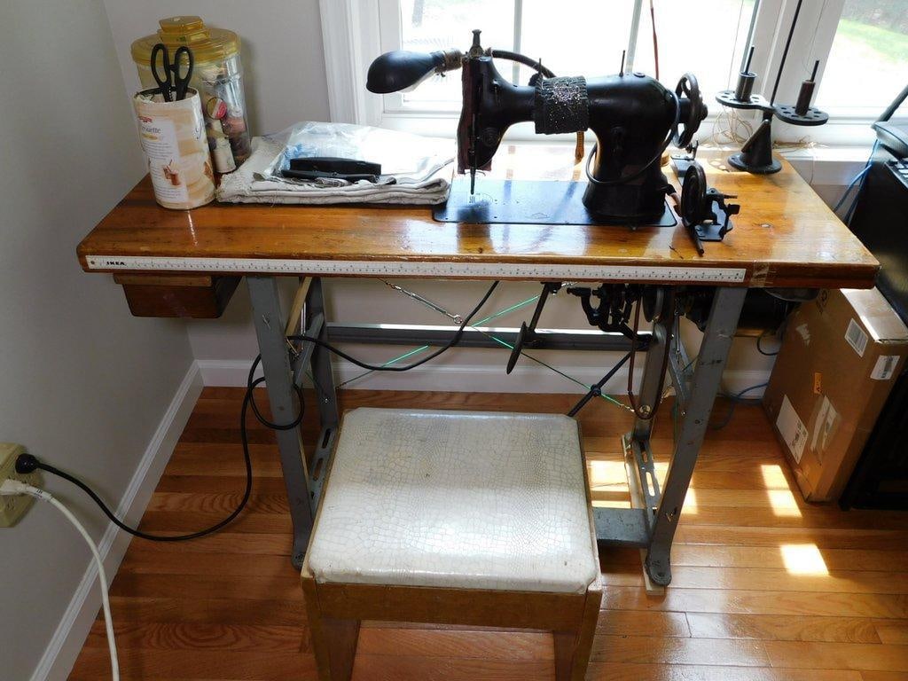 Singer Model 95-1 Industrial Sewing Machine w/ Treadle Base (1 of 19)