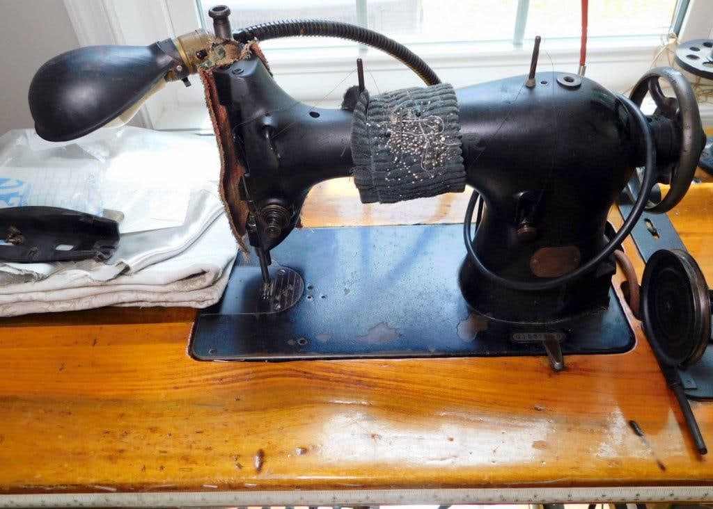 Singer Model 95-1 Industrial Sewing Machine w/ Treadle Base - 2