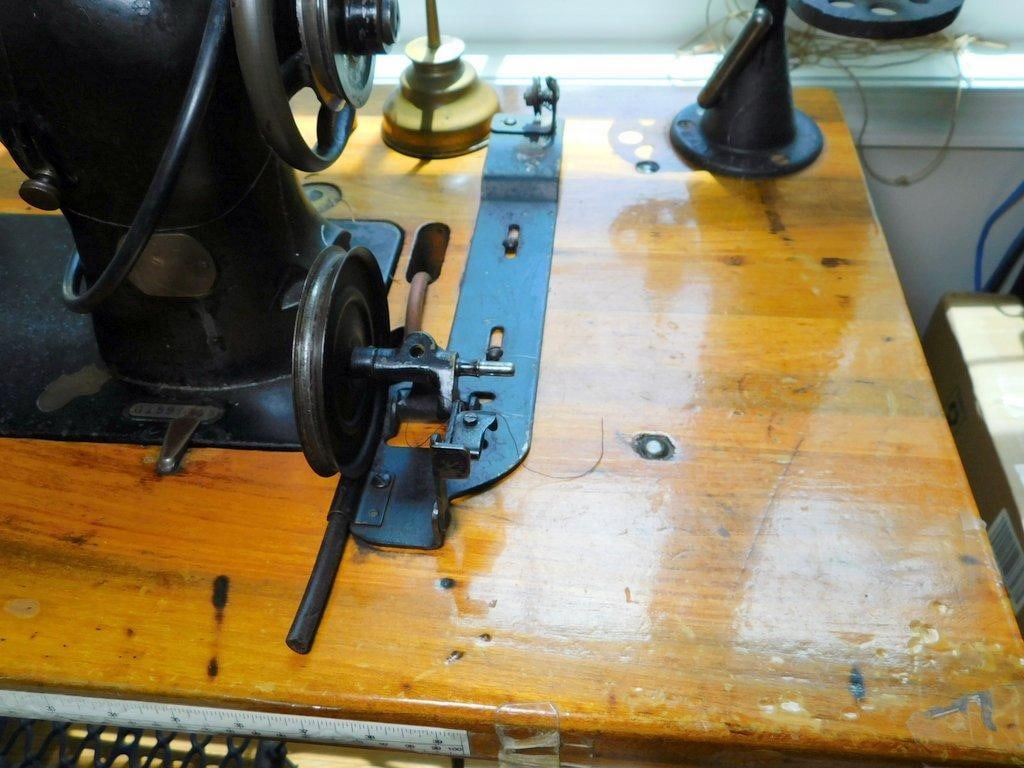 Singer Model 95-1 Industrial Sewing Machine w/ Treadle Base - 6