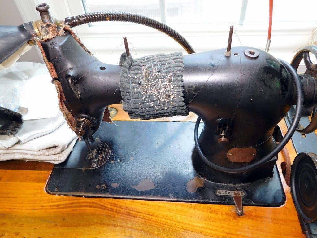 Singer Model 95-1 Industrial Sewing Machine w/ Treadle Base - 8