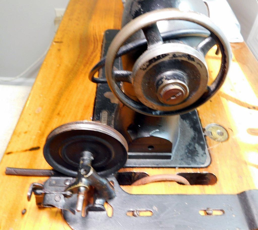 Singer Model 95-1 Industrial Sewing Machine w/ Treadle Base - 9