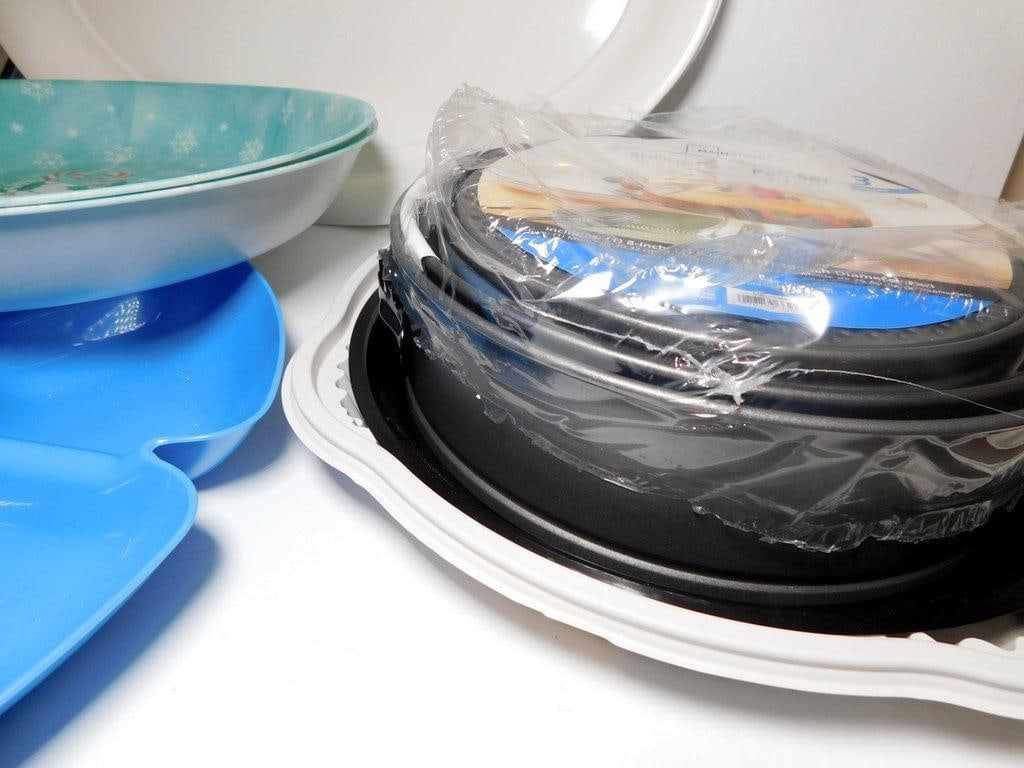 Kitchenware Including Platters, Cutting Board, and Bakeware - 10
