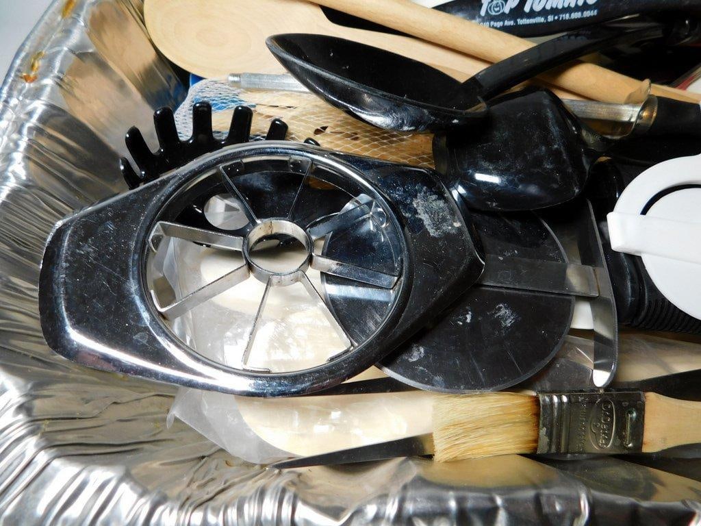 Kitchen Utensils in Aluminum Pan - 6