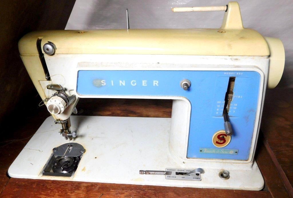 Singer Model 604 Touch & Sew Sewing Machine w/ Wood Cabinet (1 of 10)