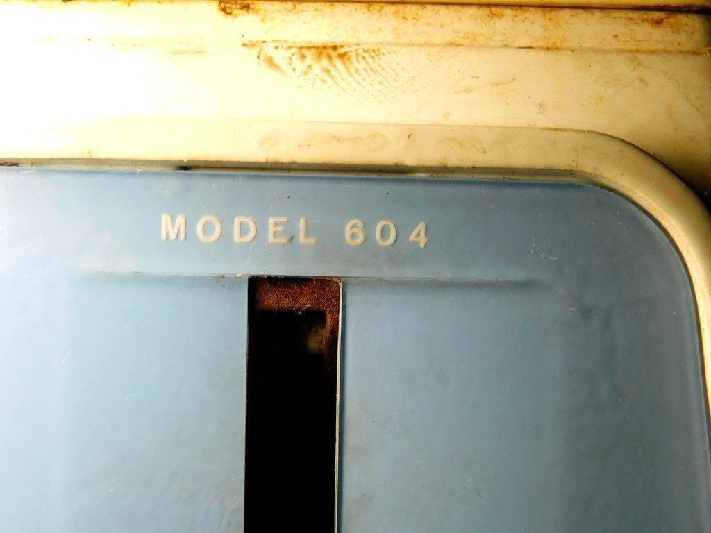 Singer Model 604 Touch & Sew Sewing Machine w/ Wood Cabinet - 3