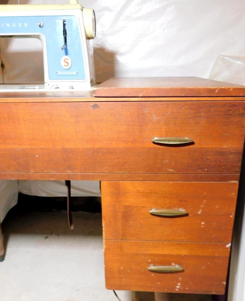 Singer Model 604 Touch & Sew Sewing Machine w/ Wood Cabinet - 4