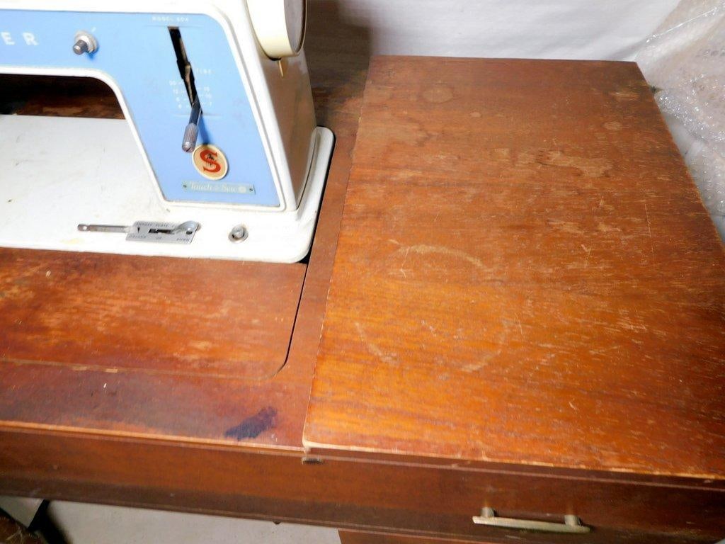 Singer Model 604 Touch & Sew Sewing Machine w/ Wood Cabinet - 5