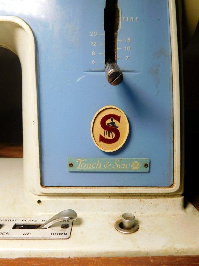 Singer Model 604 Touch & Sew Sewing Machine w/ Wood Cabinet - 6