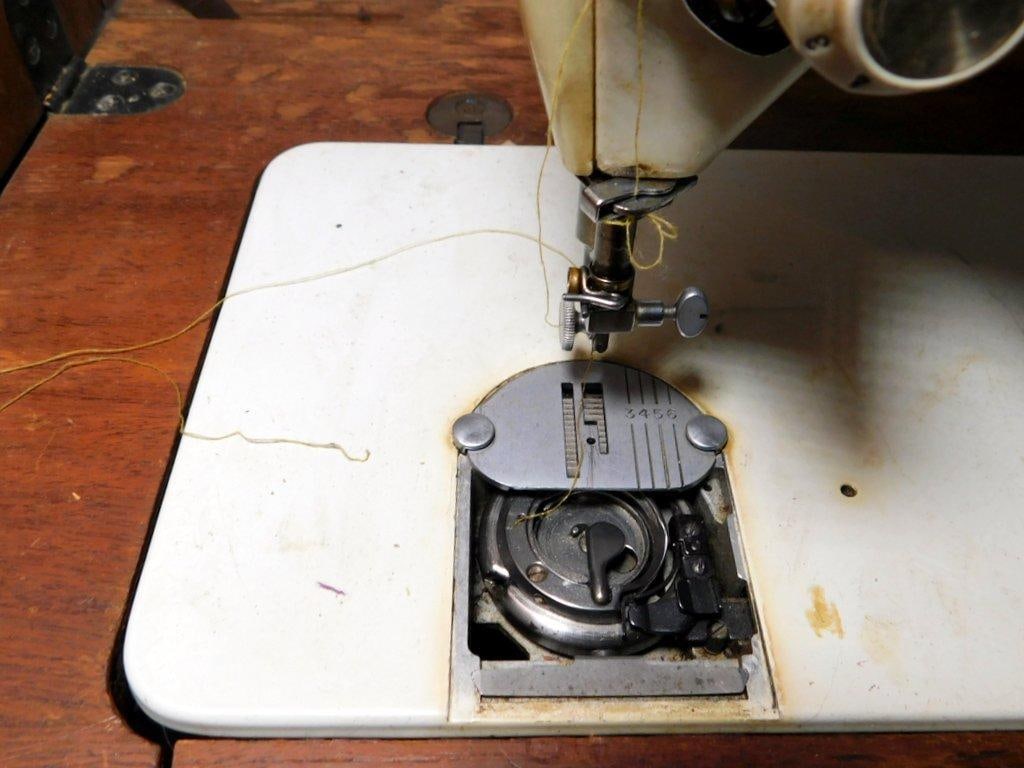 Singer Model 604 Touch & Sew Sewing Machine w/ Wood Cabinet - 9
