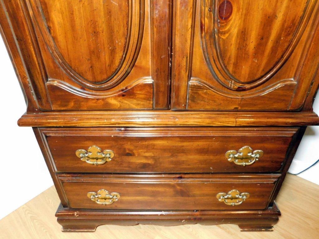 Wooden Matching Bedroom Set with Mirror, Drawers, and Carved Accents - 16